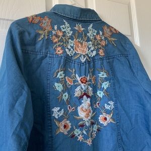 Sahalie Women's Size XL Embroidered Denim Chambray Snap On Long Sleeve